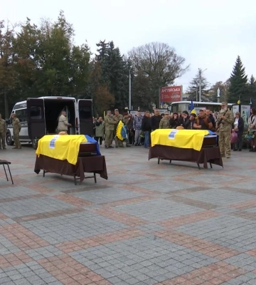 Доля звела на Алеї Героїв: Рівне провело в останню путь двох Воїнів зі сходу та півдня України (ВІДЕО)