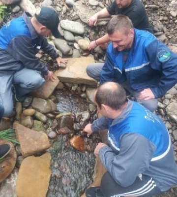 Збережемо джерела Тячівщини: працівники водного господарства впорядкували криницю в урочищі Замогилка
