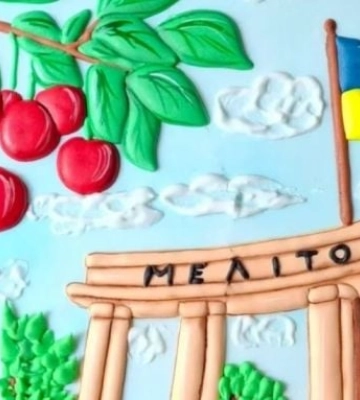 «Родной Мелитополь, какая красота»: переселенка превращает символы оккупированных городов в пряники-картины 