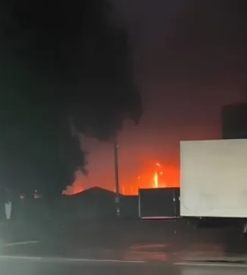 У Броварах внаслідок атаки російського дрона спалахнуло підприємство