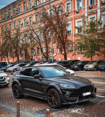 "Заряженный" Aston Martin DBX 2023 за сотни тысяч долларов заметили в Киеве 