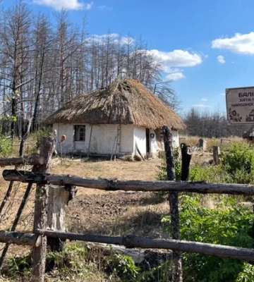 На Полтавщині науковець Назар Божинський два роки відновлює згорілу хату-музей