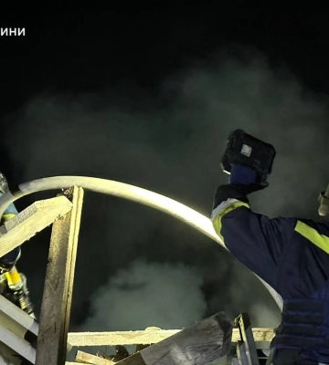 После удара БПЛА в Винницкой области вспыхнул пожар на объекте железной дороги