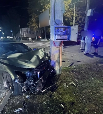 У Черкасах після зіткнення автівки врізалися в електроопори та будинок (ФОТО)