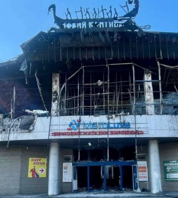 Розбите скло та тонни уламків: як у Дніпрі прибрали територію біля ТЦ "Новий Континент"