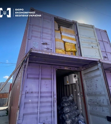 Підробки на одеському «7-му кілометрі»: правоохоронці викрили підпільне виробництво одягу відомих брендів