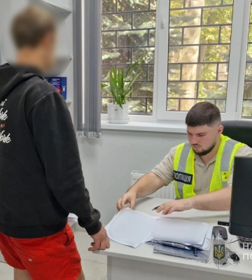 Грабіжник у мотошоломі та з битою вдерся до будинку одеситки