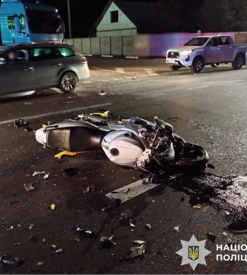 У Бучі водійка підставила свій автомобіль під мотоцикл, водій якого загинув на місці ДТП