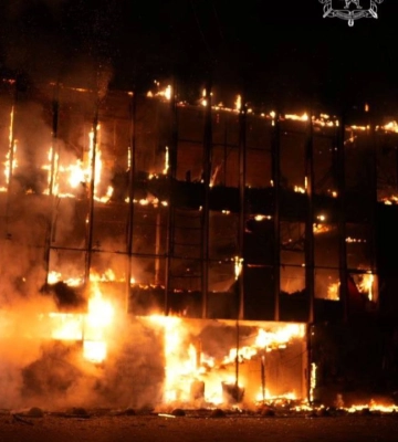 Масштабные пожары в Запорожье: оккупанты нанесли удар по ТЦ и многоэтажкам, есть раненый
