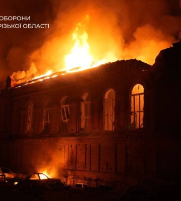 В Запорожье после атаки БПЛА повреждены многоэтажки, университет и ТЦ, есть пострадавший
