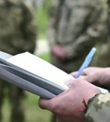 У Києві поліцейські з «оповістителями» затримали режисера монтажу телестудії «Служба інформації»