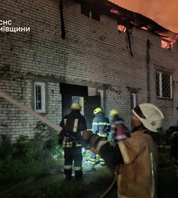 На Київщині рятувальники ліквідували пожежі, які виникли внаслідок нічної повітряної атаки, - ДСНС