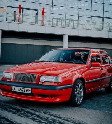 Неприметный раритет: в Киеве замечен 30-летний конкурент Audi S4 от Volvo 