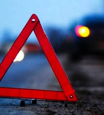У Луцькому районі автівка вʼїхала у стовп, травмувалася жінка