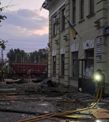Війська РФ ударили по залізничному вокзалу в Лозовій