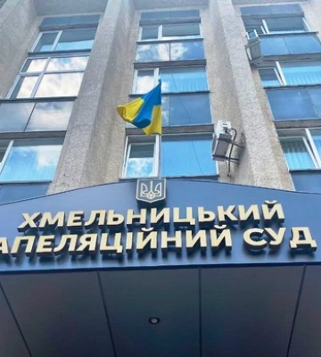 Апеляційний суд скасував виправдувальний вирок «позитивному» поліцейському та визнав його винним у вимаганні $5000
