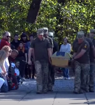 У Горішніх Плавнях попрощалися з полеглим захисником Євгеном Панченком, якого понад рік вважали зниклим безвісти 
