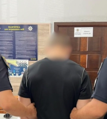 Повалив на землю та душив ліктем: в Одесі судитимуть 20-річного за розбій