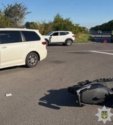 На Полтавщині 15-річна дівчина на електроскутері зіткнулася з Toyota: травмовано її та неповнолітню пасажирку