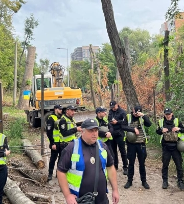 Поліція оточила зелену зону на Теремках в Києві, де запланована вирубка дерев для прокладання теплотраси