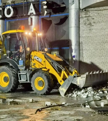Понад 15 тонн уламків вивезли біля ТЦ "Новий Континент" у Дніпрі: рух відновили, тротуар закритий